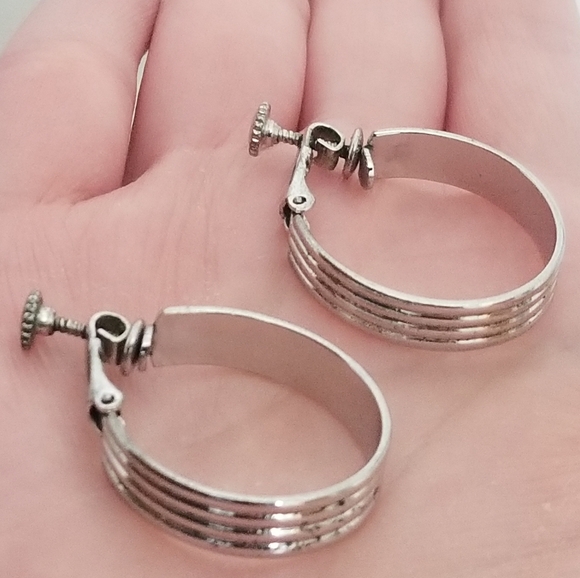 Napier Jewelry - vtg Napier silvertone screwback hoop earrings w hinge